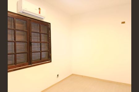 Casa à venda com 250m², 3 quartos e 3 vagas Casa à venda com 250m², 3 quartos e 3 vagasQuarto/Escritório