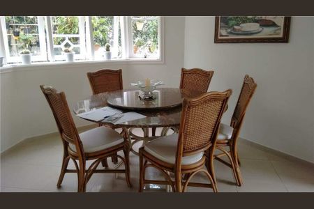 Casa de condomínio à venda com 260m², 3 quartos e sem vaga