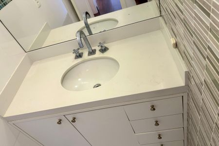 Apartamento à venda com 86m², 2 quartos e sem vaga Apartamento à venda com 86m², 2 quartos e sem vagaBanheiro Social
