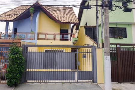 Casa à venda com 143m², 4 quartos e 2 vagas Casa à venda com 143m², 4 quartos e 2 vagasFachada