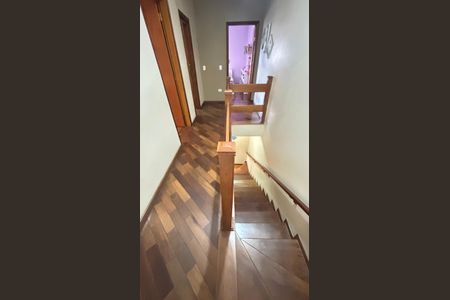 Casa à venda com 127m², 2 quartos e 2 vagas Casa à venda com 127m², 2 quartos e 2 vagasEscada