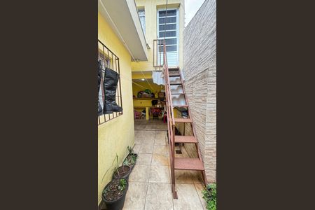 Casa à venda com 127m², 2 quartos e 2 vagas Casa à venda com 127m², 2 quartos e 2 vagasEscada