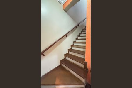 Casa à venda com 127m², 2 quartos e 2 vagas Casa à venda com 127m², 2 quartos e 2 vagasEscada