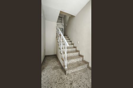 Casa à venda com 400m², 6 quartos e 2 vagas Casa à venda com 400m², 6 quartos e 2 vagasEscada