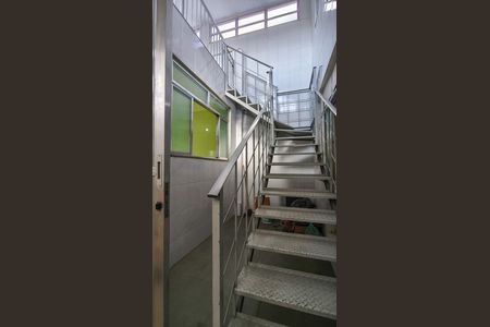 Casa à venda com 400m², 6 quartos e 2 vagas Casa à venda com 400m², 6 quartos e 2 vagasEscada