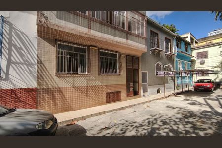 Casa à venda com 400m², 6 quartos e 2 vagas Casa à venda com 400m², 6 quartos e 2 vagasFachada