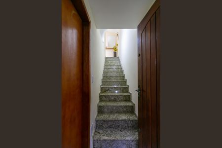 Casa de condomínio à venda com 90m², 2 quartos e 1 vagaEscada - Entrada