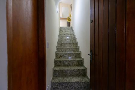 Casa de condomínio à venda com 90m², 2 quartos e 1 vagaEscada - Entrada