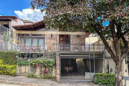 Casa à venda com 376m², 4 quartos e 6 vagas Casa à venda com 376m², 4 quartos e 6 vagasFachada