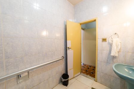 Casa à venda com 732m², 5 quartos e 6 vagas Casa à venda com 732m², 5 quartos e 6 vagasBanheiro Social 1