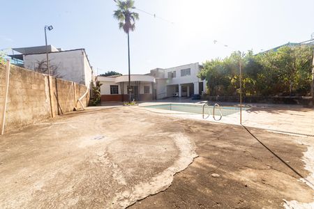 Casa à venda com 732m², 5 quartos e 6 vagas Casa à venda com 732m², 5 quartos e 6 vagasPiscina