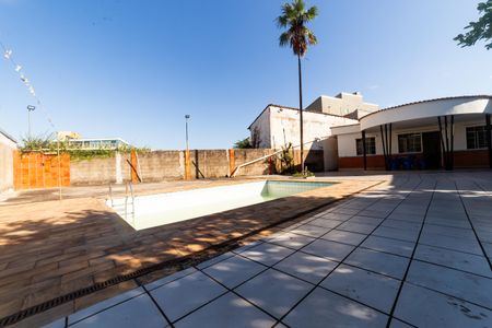 Casa à venda com 732m², 5 quartos e 6 vagas Casa à venda com 732m², 5 quartos e 6 vagasPiscina