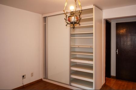 Casa à venda com 495m², 4 quartos e 2 vagas Casa à venda com 495m², 4 quartos e 2 vagasSuíte