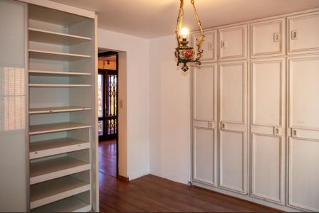 Casa à venda com 495m², 4 quartos e 2 vagas Casa à venda com 495m², 4 quartos e 2 vagasSuíte