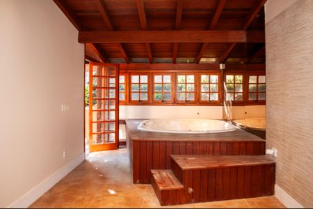 Casa à venda com 495m², 4 quartos e 2 vagas Casa à venda com 495m², 4 quartos e 2 vagasSala