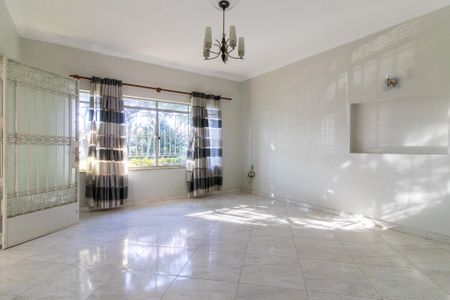 Casa à venda com 250m², 3 quartos e 3 vagas Casa à venda com 250m², 3 quartos e 3 vagasSala