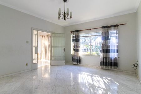 Casa à venda com 250m², 3 quartos e 3 vagas Casa à venda com 250m², 3 quartos e 3 vagasSala