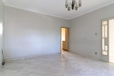 Casa à venda com 250m², 3 quartos e 3 vagas Casa à venda com 250m², 3 quartos e 3 vagasSala