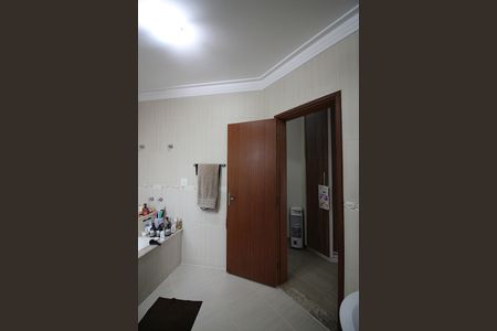 Casa à venda com 298m², 4 quartos e 5 vagasSuíte 01 Banheiro