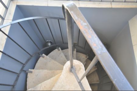 Casa à venda com 240m², 3 quartos e 2 vagasEScada de acesso à área de serviço e a churrasqueira