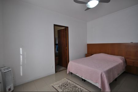 Casa à venda com 240m², 3 quartos e 2 vagasSuíte