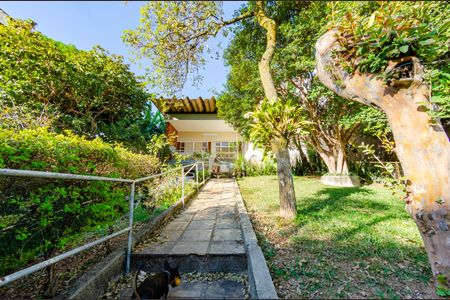 Casa à venda com 200m², 4 quartos e 3 vagas Casa à venda com 200m², 4 quartos e 3 vagasÁrea externa