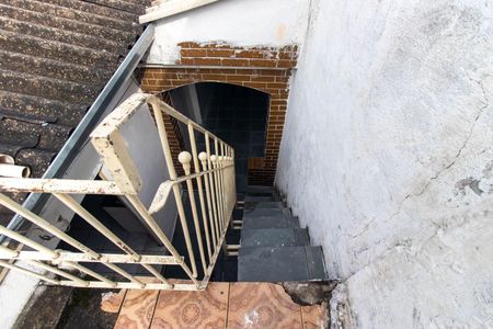 Casa à venda com 180m², 2 quartos e 2 vagas Casa à venda com 180m², 2 quartos e 2 vagasEscada