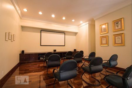 Apartamento à venda com 208m², 4 quartos e 4 vagas Apartamento à venda com 208m², 4 quartos e 4 vagasSala de reunião