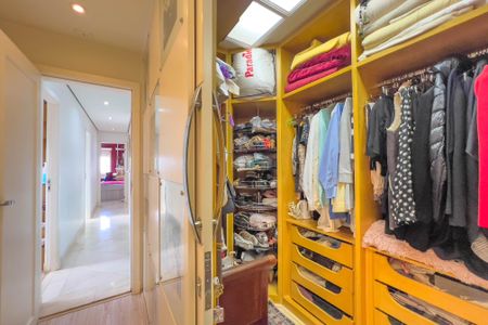 Apartamento à venda com 208m², 4 quartos e 4 vagas Apartamento à venda com 208m², 4 quartos e 4 vagasCloset da suíte 1