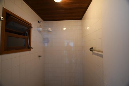 Casa de condomínio à venda com 300m², 3 quartos e 4 vagasBanheiro de serviço