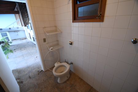 Casa de condomínio à venda com 300m², 3 quartos e 4 vagasBanheiro de serviço