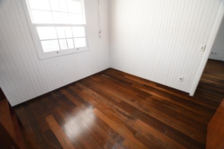 Casa de condomínio à venda com 300m², 3 quartos e 4 vagasQuarto 2