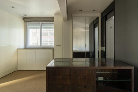 Apartamento à venda com 168m², 2 quartos e 3 vagas Apartamento à venda com 168m², 2 quartos e 3 vagasCloset da suíte 1