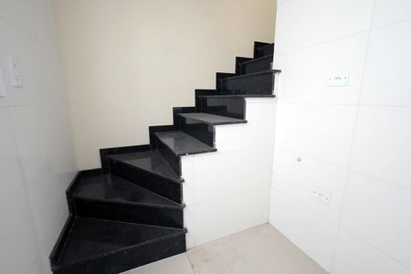 Apartamento à venda com 105m², 2 quartos e 1 vaga Apartamento à venda com 105m², 2 quartos e 1 vagaEscada acesso a Cozinha