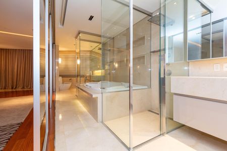 Apartamento à venda com 470m², 3 quartos e 7 vagas Apartamento à venda com 470m², 3 quartos e 7 vagasBanheiro da Suíte 2