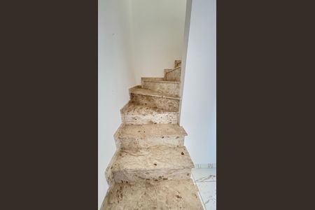 Apartamento à venda com 78m², 2 quartos e 1 vaga Apartamento à venda com 78m², 2 quartos e 1 vagaEscada