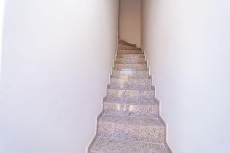 Casa de condomínio à venda com 65m², 2 quartos e 1 vaga Casa de condomínio à venda com 65m², 2 quartos e 1 vagaEscada