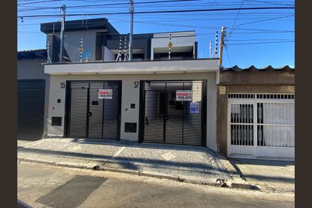 Casa à venda com 160m², 3 quartos e 2 vagas Casa à venda com 160m², 3 quartos e 2 vagasFachada