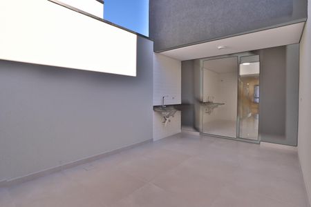Casa à venda com 160m², 3 quartos e 2 vagas Casa à venda com 160m², 3 quartos e 2 vagasQuintal/Lavanderia