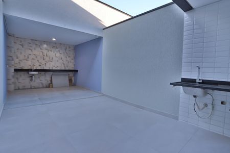 Casa à venda com 160m², 3 quartos e 2 vagas Casa à venda com 160m², 3 quartos e 2 vagasQuintal/Churrasqueira