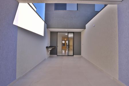 Casa à venda com 160m², 3 quartos e 2 vagas Casa à venda com 160m², 3 quartos e 2 vagasQuintal/Lavanderia