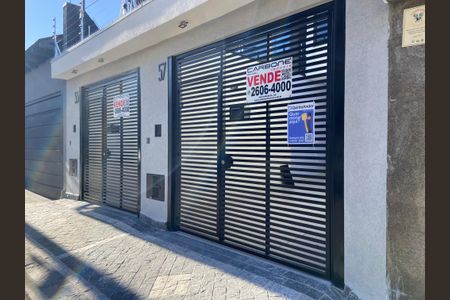 Casa à venda com 160m², 3 quartos e 2 vagas Casa à venda com 160m², 3 quartos e 2 vagasFachada