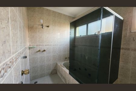 Casa de condomínio à venda com 396m², 3 quartos e 2 vagas Casa de condomínio à venda com 396m², 3 quartos e 2 vagasBanheiro da Suíte 1