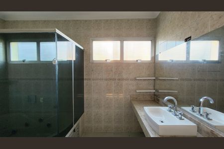 Casa de condomínio à venda com 396m², 3 quartos e 2 vagas Casa de condomínio à venda com 396m², 3 quartos e 2 vagasBanheiro da Suíte 1