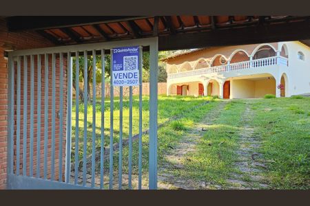 Casa de condomínio à venda com 396m², 3 quartos e 2 vagas Casa de condomínio à venda com 396m², 3 quartos e 2 vagasFachada e Placa