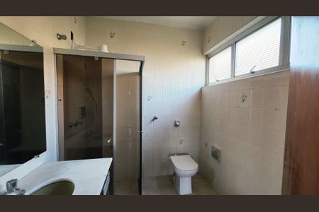 Casa de condomínio à venda com 396m², 3 quartos e 2 vagas Casa de condomínio à venda com 396m², 3 quartos e 2 vagasBanheiro da Suíte 2