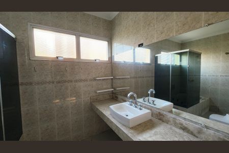 Casa de condomínio à venda com 396m², 3 quartos e 2 vagas Casa de condomínio à venda com 396m², 3 quartos e 2 vagasBanheiro da Suíte 1