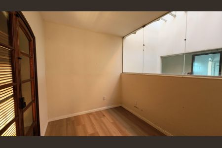 Casa de condomínio à venda com 396m², 3 quartos e 2 vagas Casa de condomínio à venda com 396m², 3 quartos e 2 vagasSala de TV