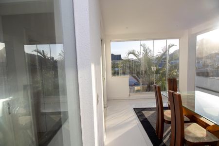 Casa de condomínio à venda com 350m², 3 quartos e 2 vagas Casa de condomínio à venda com 350m², 3 quartos e 2 vagasSala de jantar