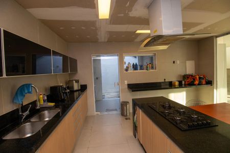 Casa de condomínio à venda com 350m², 3 quartos e 2 vagas Casa de condomínio à venda com 350m², 3 quartos e 2 vagasCozinha